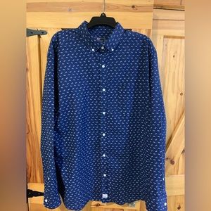 Men’s Vineyard Vine button down shirt